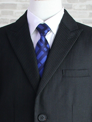 バーバリー　ストライプの黒スーツ(青チェックネクタイ)　150