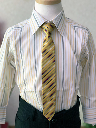 BeBe　黄色ネクタイのロングパンツスーツ　100